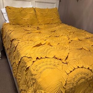 Anthropologie Discontinued Rivulets Queen Quilt and Shams- Gold Bedding